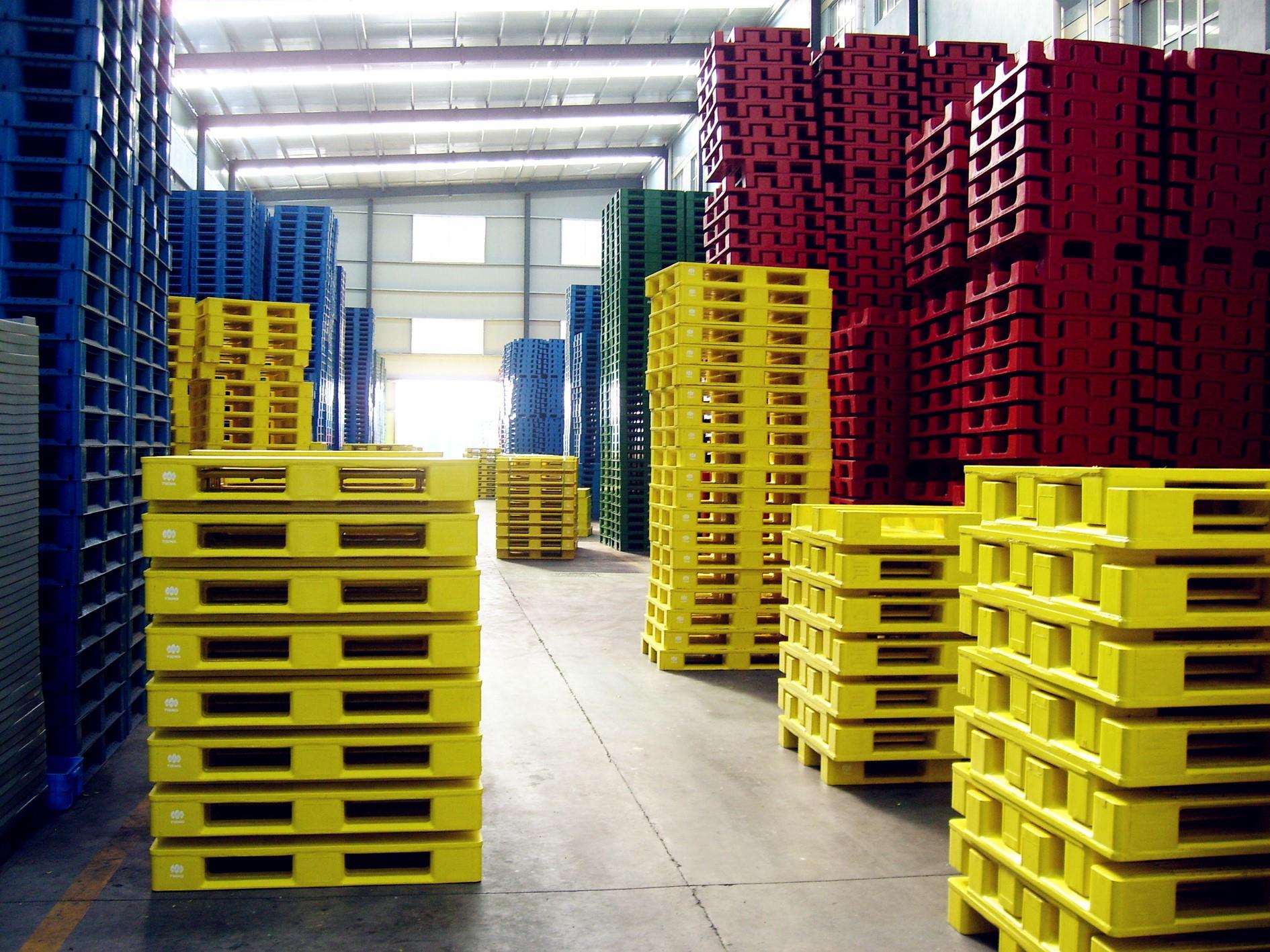 Classification of plastic pallets